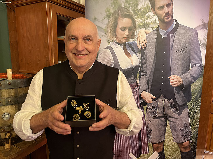 Angermaier X Distorted People: Abgerundet wird das Herren- Programm mit einem Pin- Set, hoer präsentiert von Angermaier Chef Dr. Axel Munz (©Foto. Martin Schmitz)